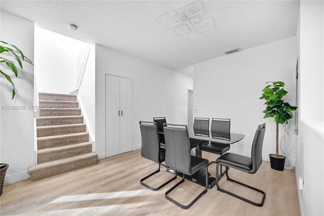 En Venta: $549,999 (4 camas, 3 baños, 1475 Pies cuadrados)