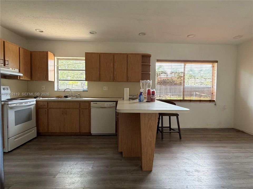 Activo con contrato: $575,000 (3 camas, 2 baños, 1693 Pies cuadrados)