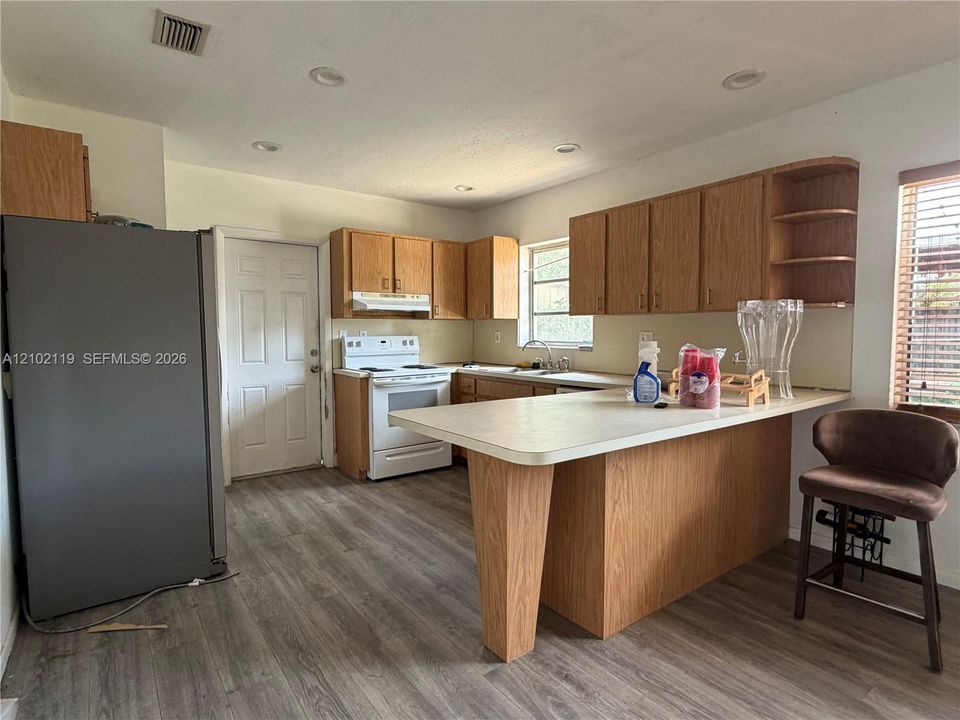 Activo con contrato: $575,000 (3 camas, 2 baños, 1693 Pies cuadrados)