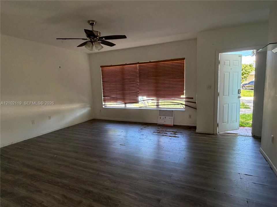 Activo con contrato: $575,000 (3 camas, 2 baños, 1693 Pies cuadrados)