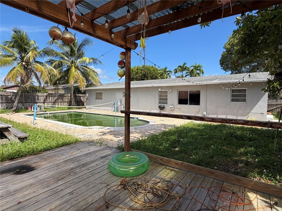 Activo con contrato: $575,000 (3 camas, 2 baños, 1693 Pies cuadrados)