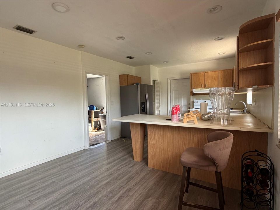 Activo con contrato: $575,000 (3 camas, 2 baños, 1693 Pies cuadrados)