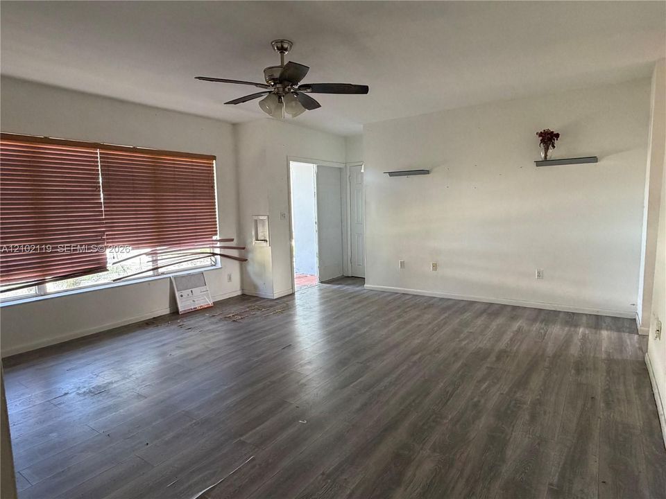 Activo con contrato: $575,000 (3 camas, 2 baños, 1693 Pies cuadrados)