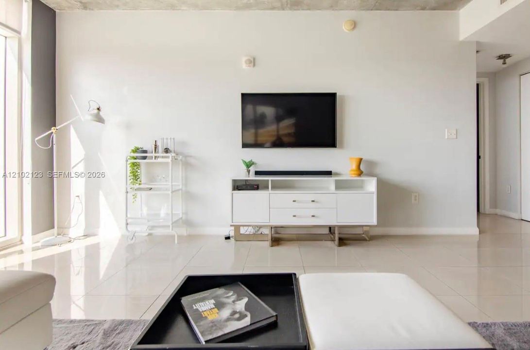 For Sale: $480,000 (1 beds, 1 baths, 726 Square Feet)