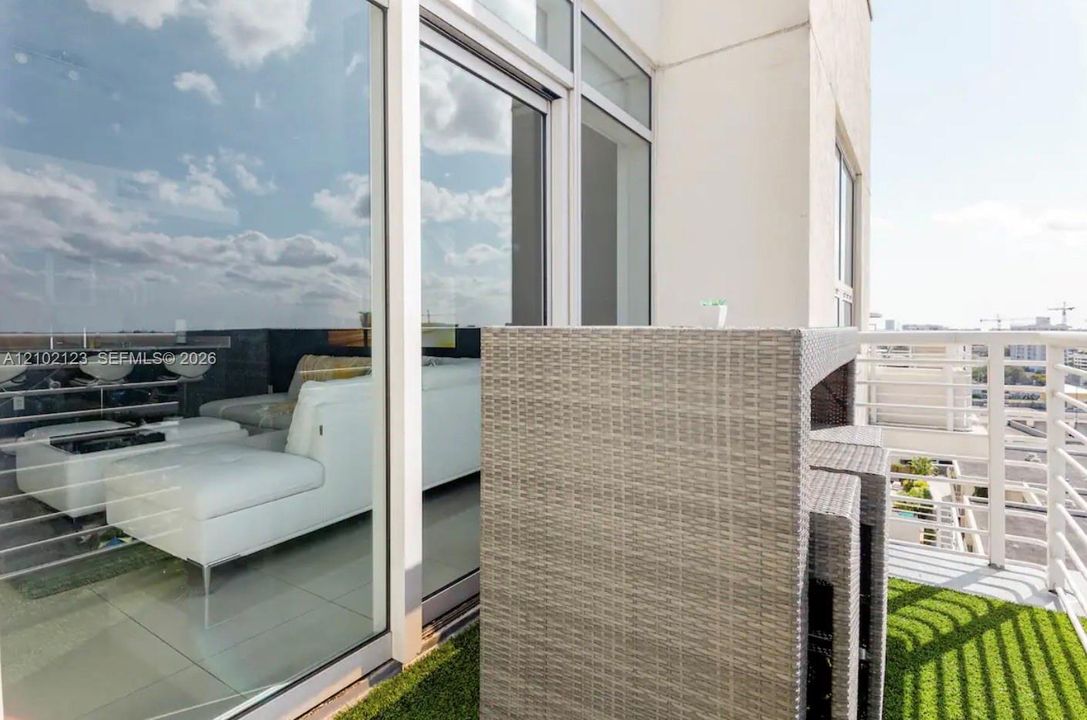 For Sale: $480,000 (1 beds, 1 baths, 726 Square Feet)