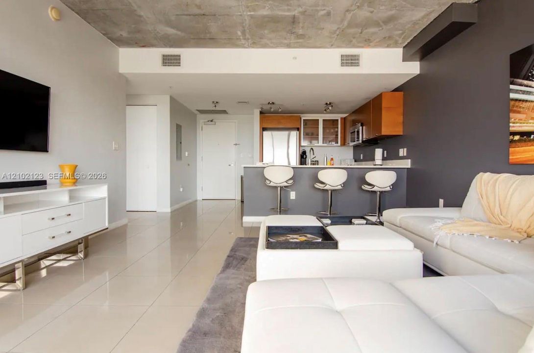 For Sale: $480,000 (1 beds, 1 baths, 726 Square Feet)