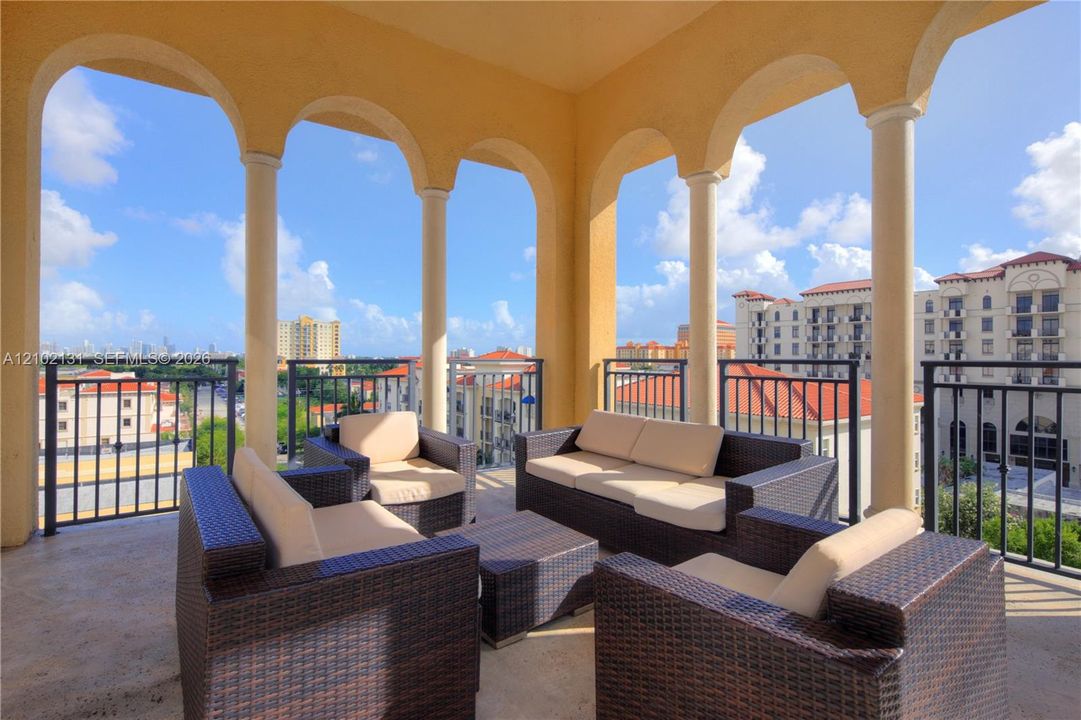 For Sale: $699,000 (2 beds, 2 baths, 1174 Square Feet)