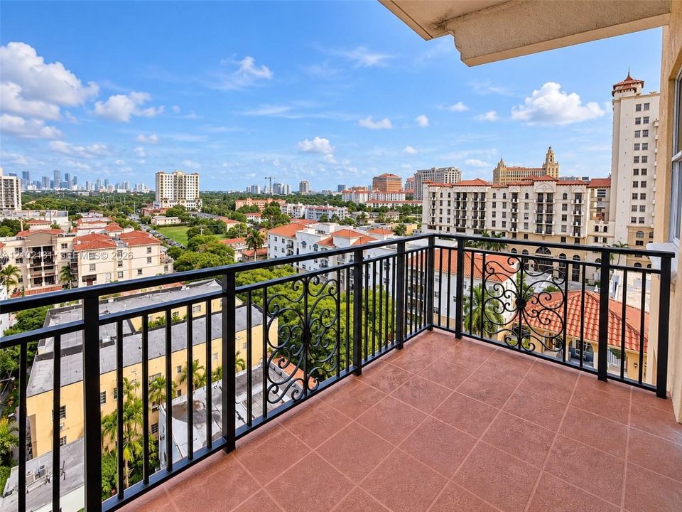 For Sale: $699,000 (2 beds, 2 baths, 1174 Square Feet)