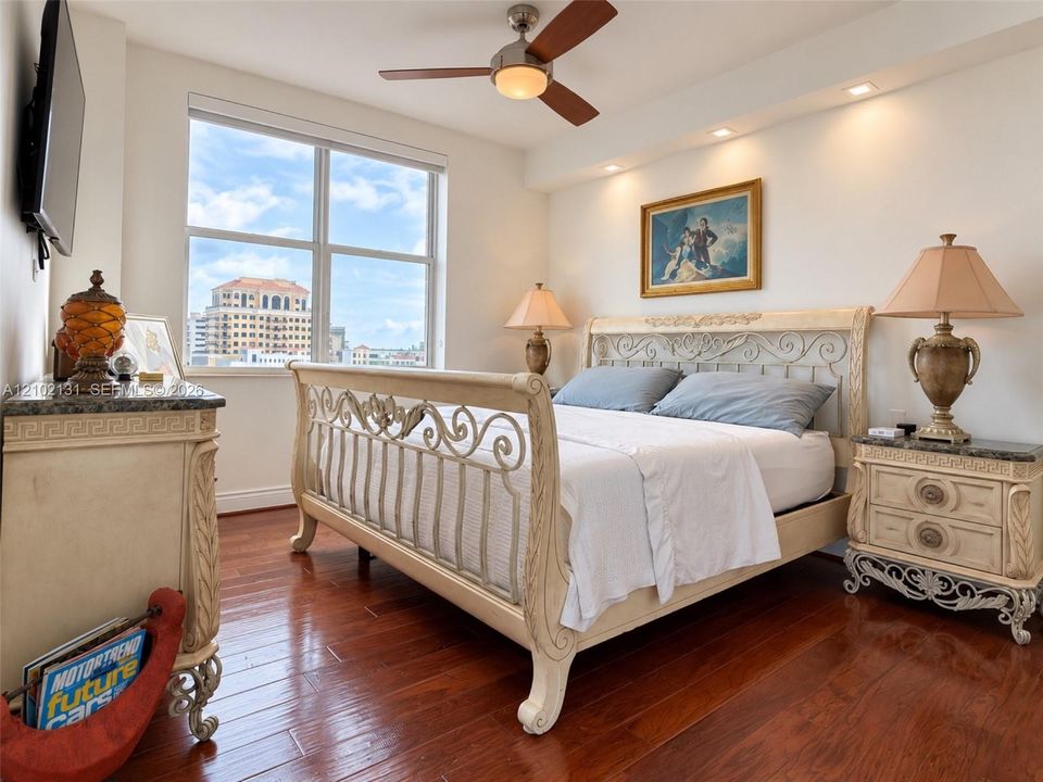 For Sale: $699,000 (2 beds, 2 baths, 1174 Square Feet)