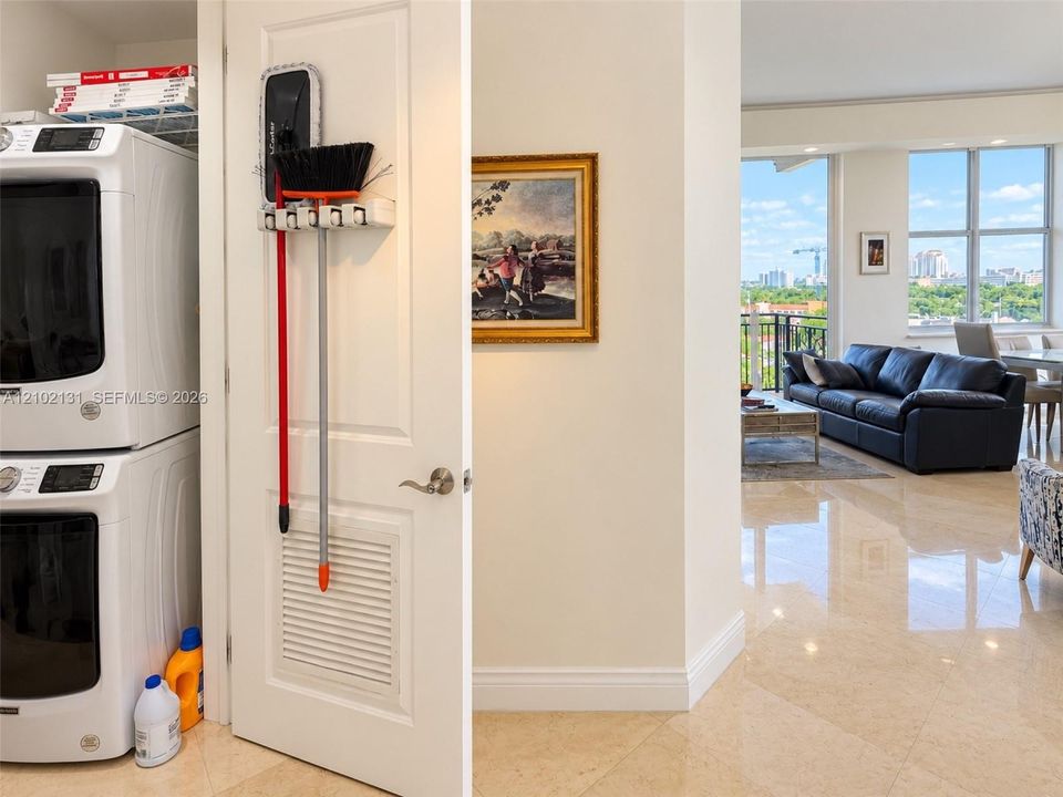 For Sale: $699,000 (2 beds, 2 baths, 1174 Square Feet)