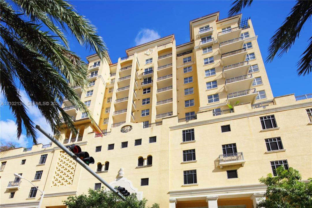 For Sale: $699,000 (2 beds, 2 baths, 1174 Square Feet)