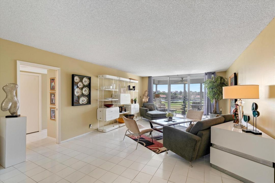 04-3980 Oaks Clubhouse Drive #411 Pompan