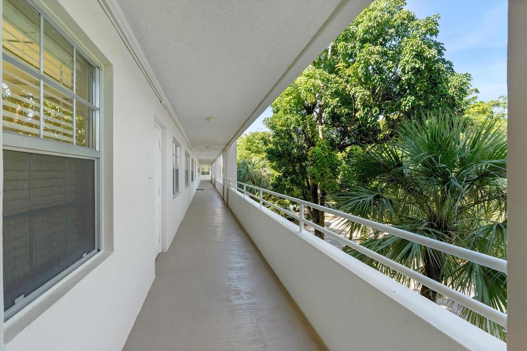 02-3980 Oaks Clubhouse Drive #411 Pompan