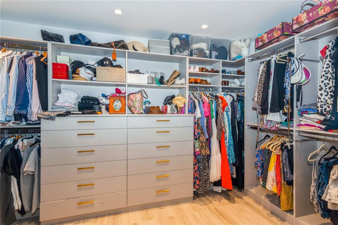 В аренду: $23,000 (5 спален, 4 ванн, 3757 Квадратных фут)