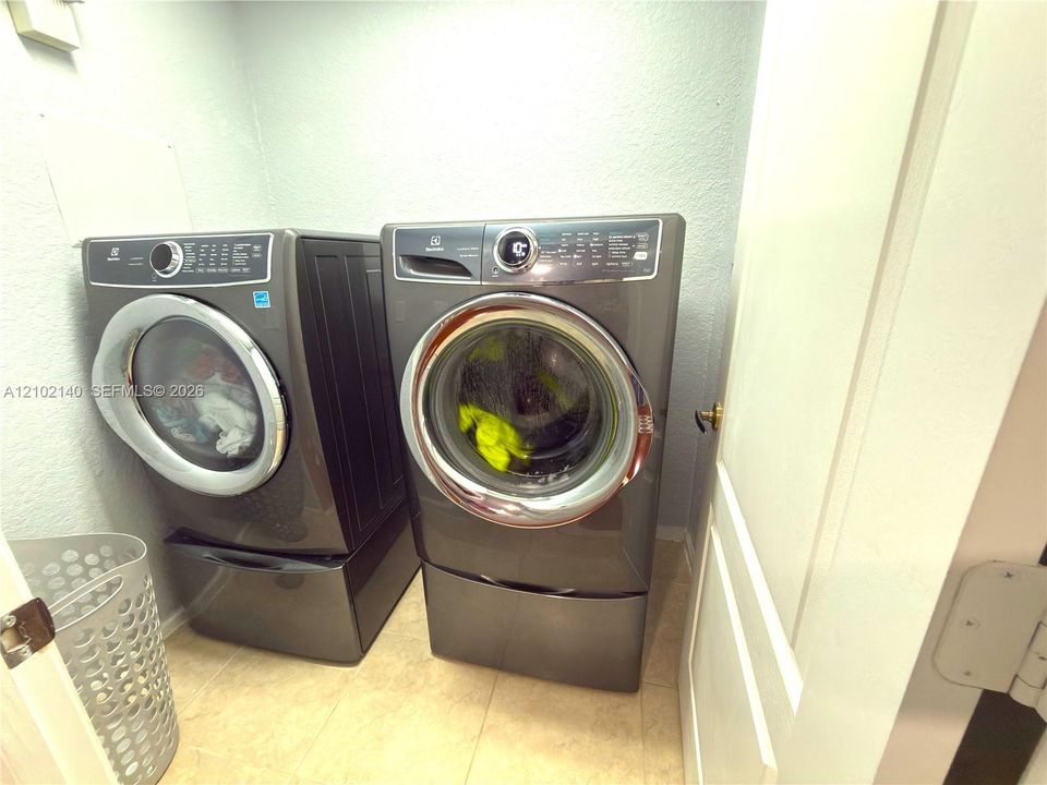 Activo con contrato: $2,400 (2 camas, 2 baños, 1408 Pies cuadrados)