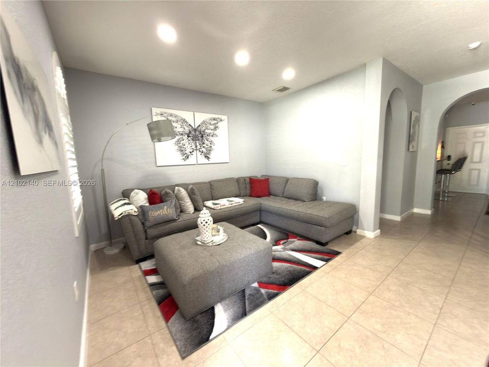 Activo con contrato: $2,400 (2 camas, 2 baños, 1408 Pies cuadrados)
