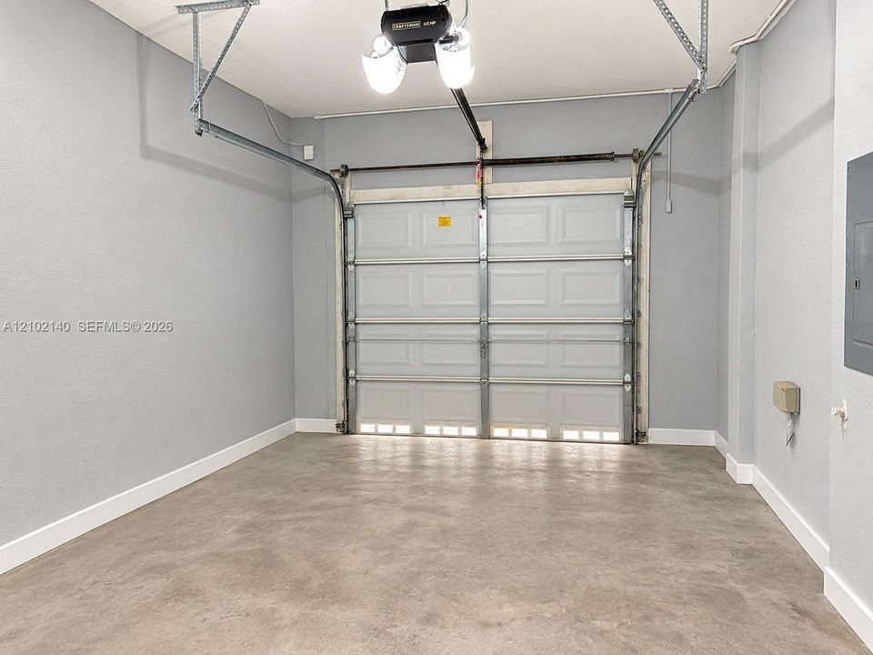 Activo con contrato: $2,400 (2 camas, 2 baños, 1408 Pies cuadrados)