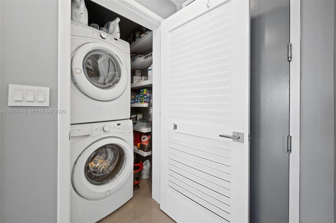 For Rent: $4,995 (1 beds, 1 baths, 994 Square Feet)