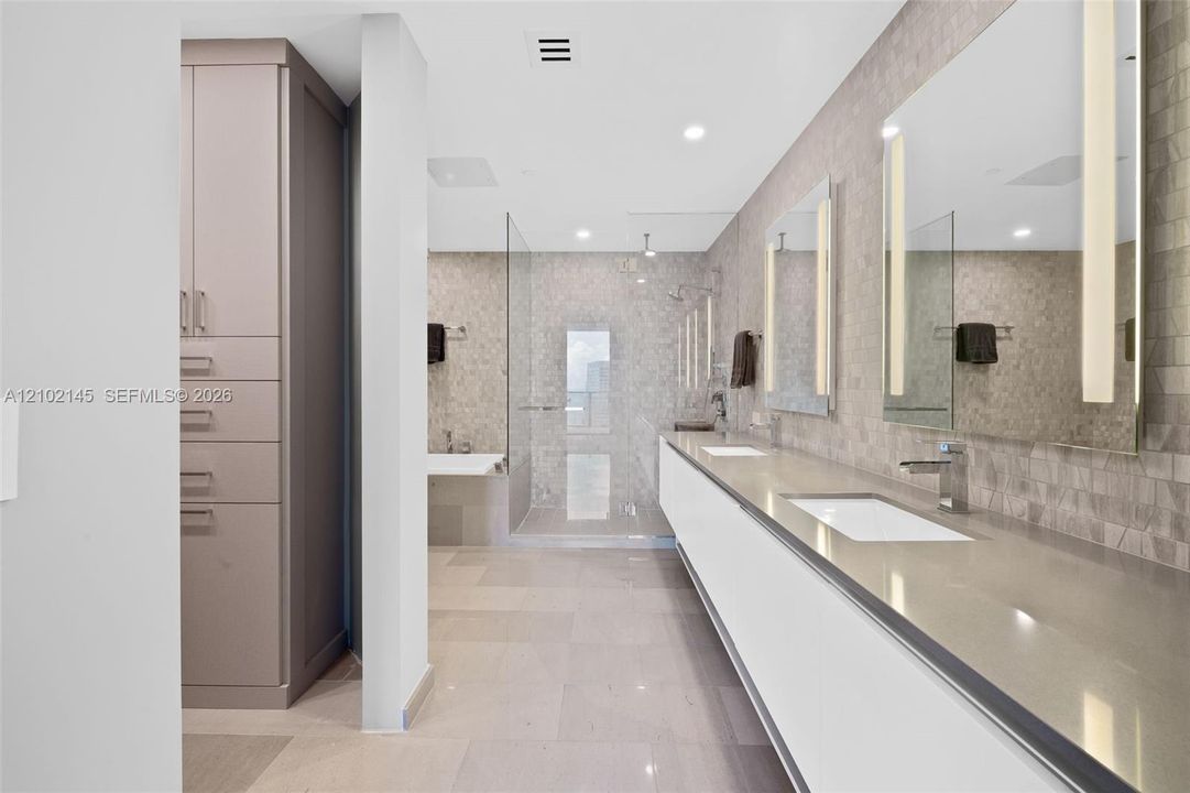 For Rent: $4,995 (1 beds, 1 baths, 994 Square Feet)