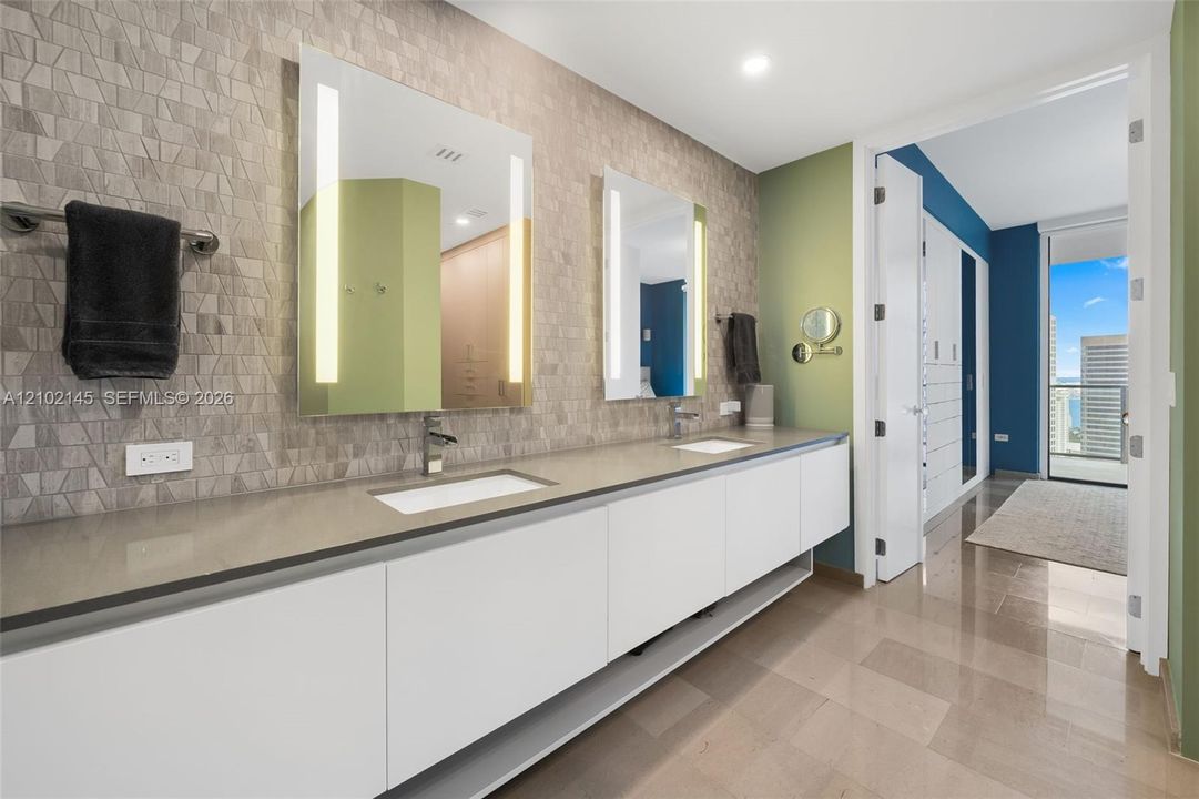 For Rent: $4,995 (1 beds, 1 baths, 994 Square Feet)