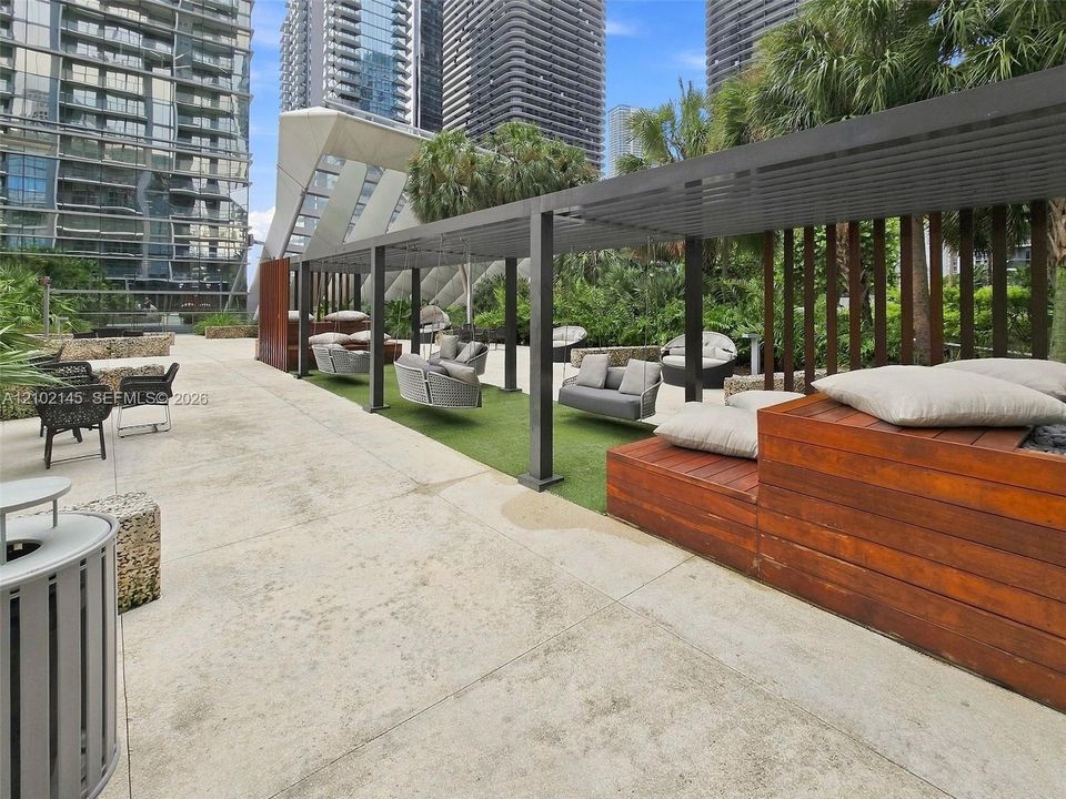 For Rent: $4,995 (1 beds, 1 baths, 994 Square Feet)