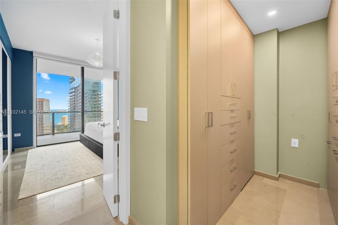 For Rent: $4,995 (1 beds, 1 baths, 994 Square Feet)