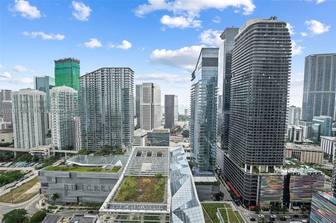 For Rent: $4,995 (1 beds, 1 baths, 994 Square Feet)