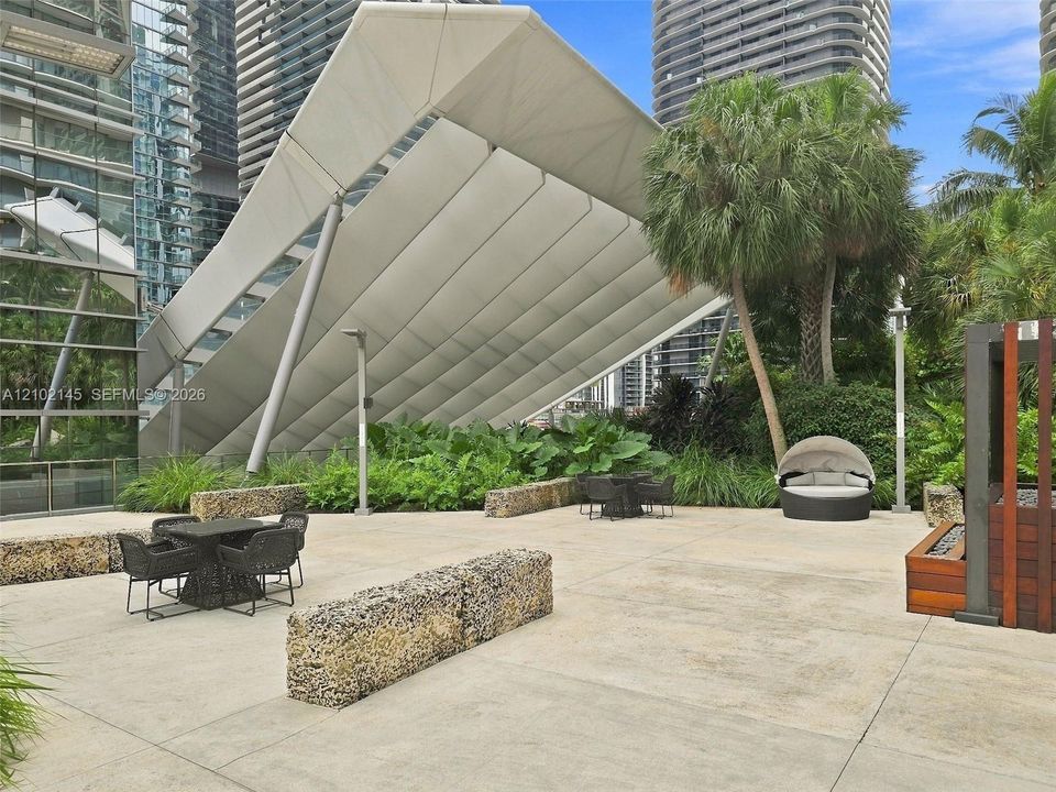 For Rent: $4,995 (1 beds, 1 baths, 994 Square Feet)