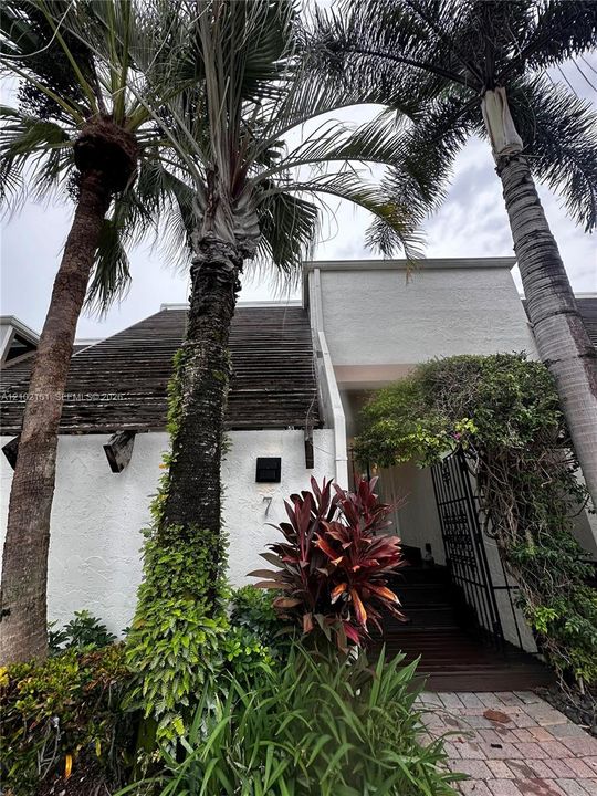 En Venta: $1,425,000 (3 camas, 3 baños, 2260 Pies cuadrados)