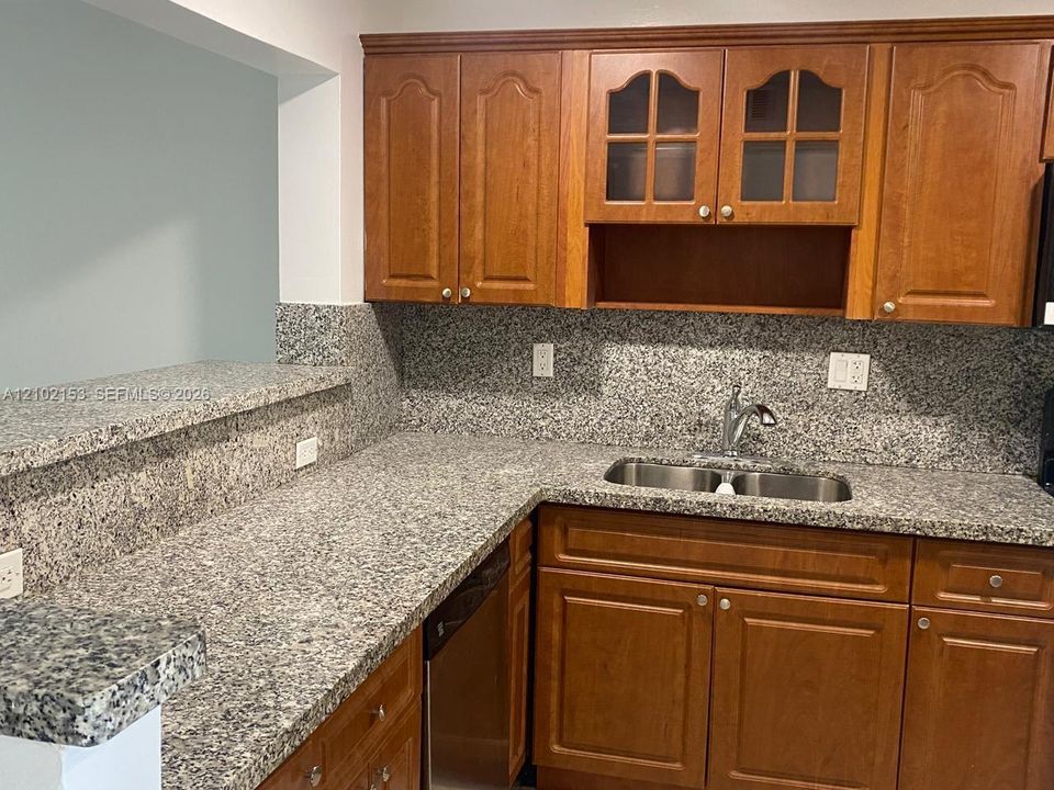 В аренду: $1,895 (2 спален, 2 ванн, 949 Квадратных фут)