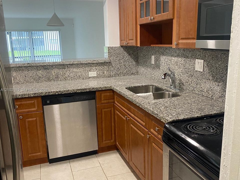 В аренду: $1,895 (2 спален, 2 ванн, 949 Квадратных фут)