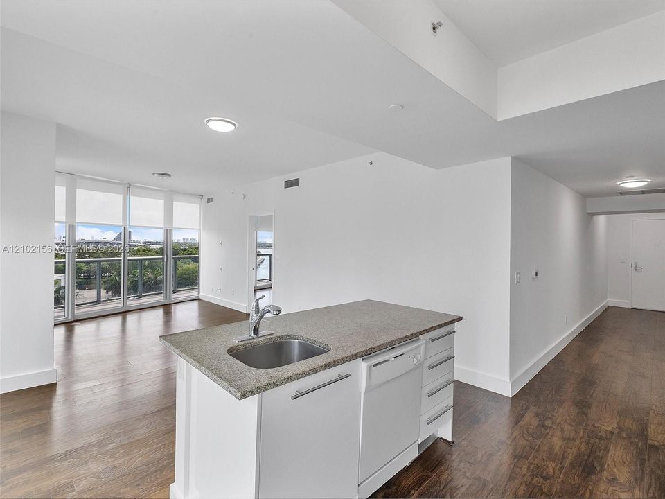 En Venta: $669,000 (2 camas, 2 baños, 1327 Pies cuadrados)