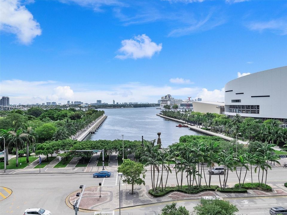 En Venta: $669,000 (2 camas, 2 baños, 1327 Pies cuadrados)