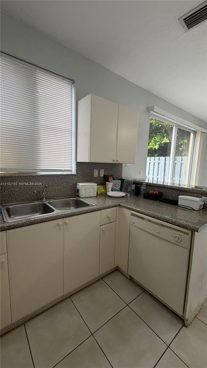 For Rent: $3,200 (4 beds, 3 baths, 1500 Square Feet)