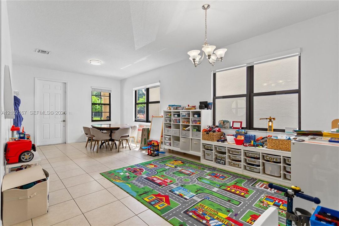 For Rent: $5,500 (5 beds, 3 baths, 2702 Square Feet)