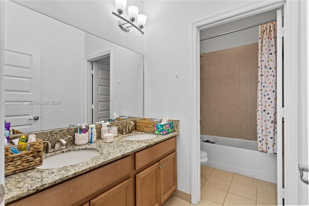 For Rent: $5,500 (5 beds, 3 baths, 2702 Square Feet)