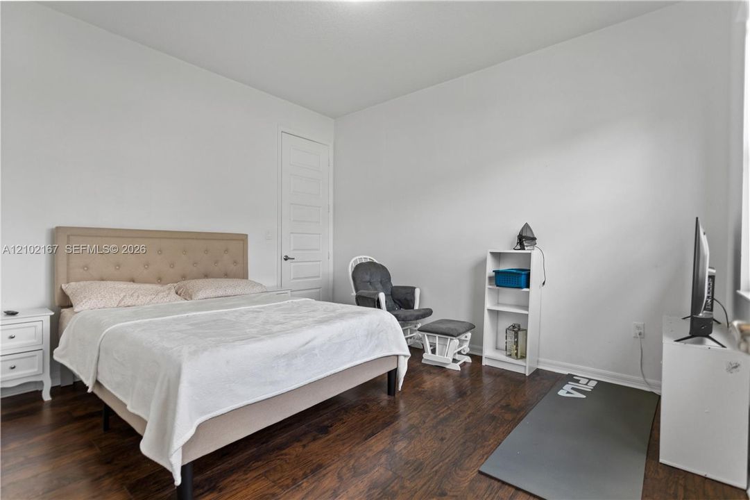 For Rent: $5,500 (5 beds, 3 baths, 2702 Square Feet)