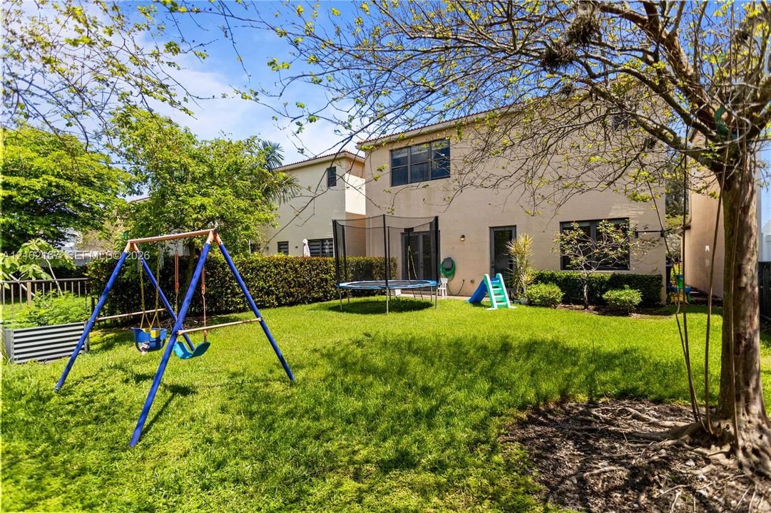 For Rent: $5,500 (5 beds, 3 baths, 2702 Square Feet)
