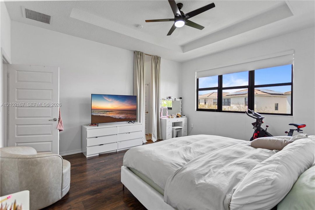 For Rent: $5,500 (5 beds, 3 baths, 2702 Square Feet)
