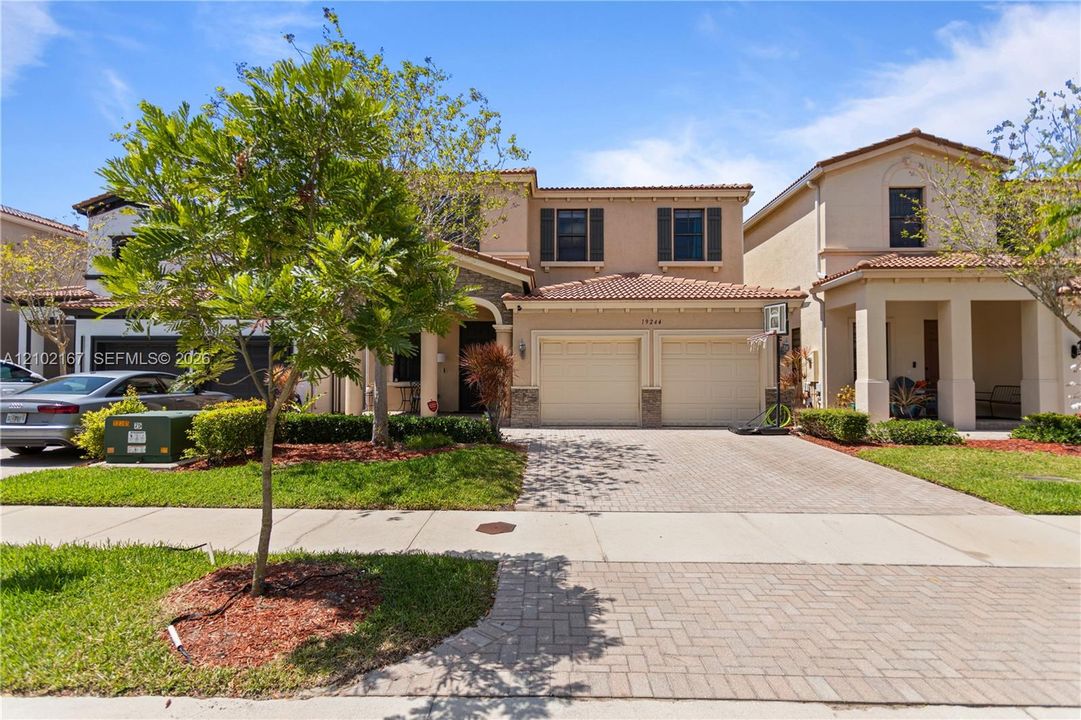 For Rent: $5,500 (5 beds, 3 baths, 2702 Square Feet)