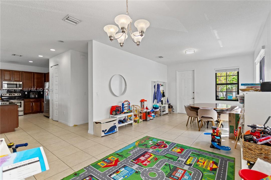 For Rent: $5,500 (5 beds, 3 baths, 2702 Square Feet)