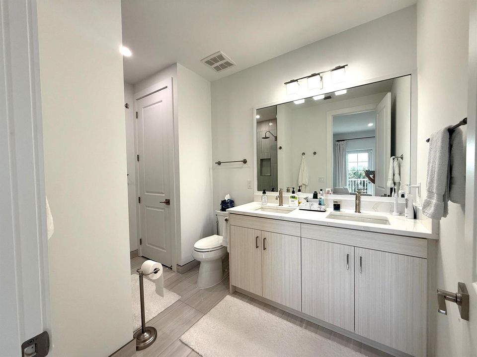 Primary bathroom w/walkin shower