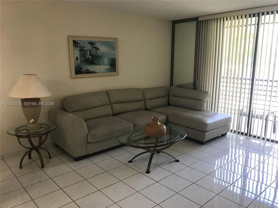 For Sale: $115,000 (1 beds, 1 baths, 773 Square Feet)