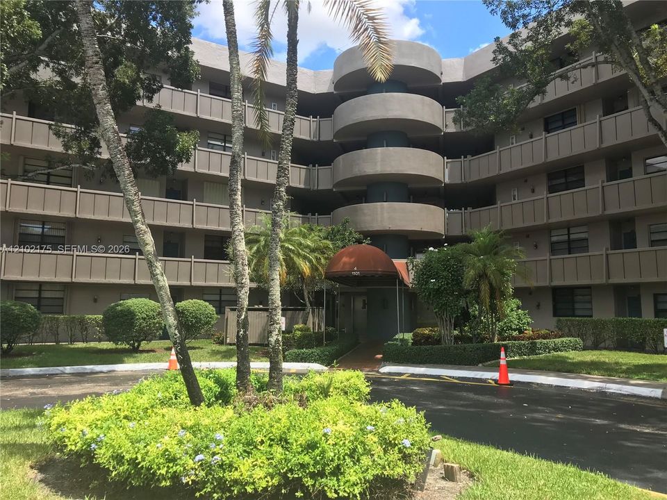For Sale: $115,000 (1 beds, 1 baths, 773 Square Feet)