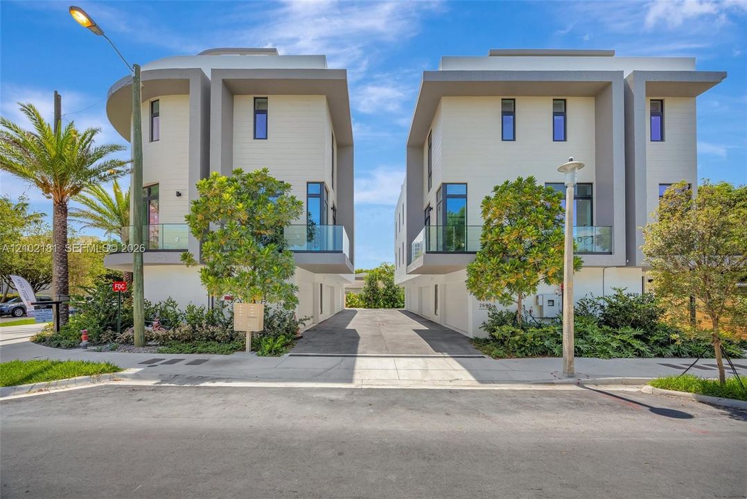 En Venta: $1,245,000 (3 camas, 3 baños, 2440 Pies cuadrados)