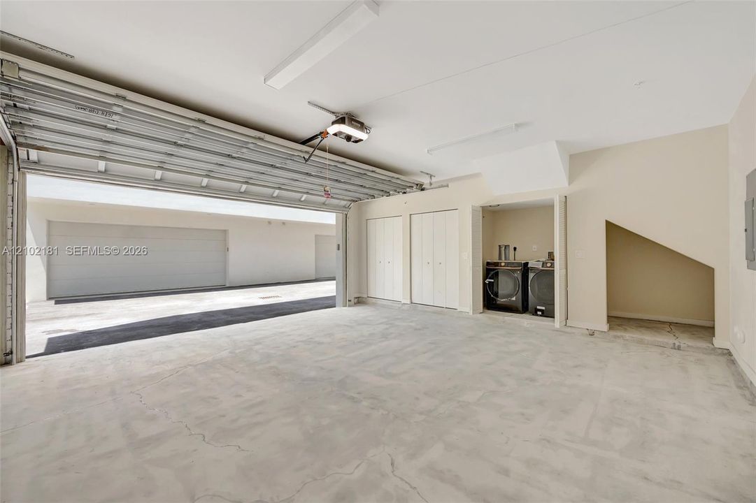 En Venta: $1,245,000 (3 camas, 3 baños, 2440 Pies cuadrados)