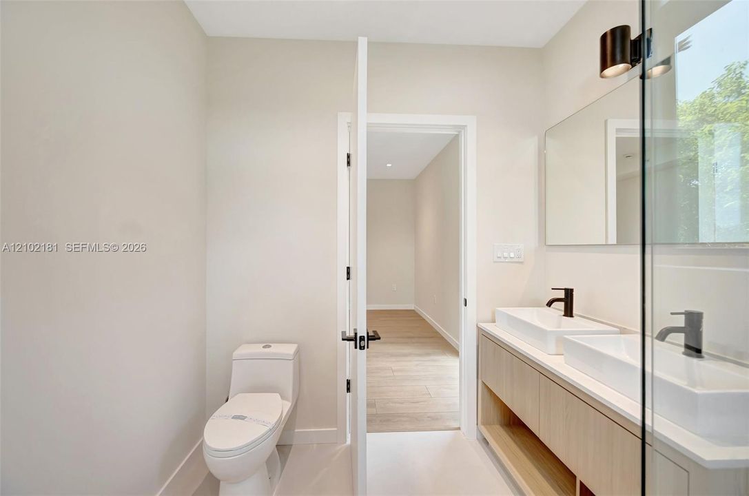 En Venta: $1,245,000 (3 camas, 3 baños, 2440 Pies cuadrados)