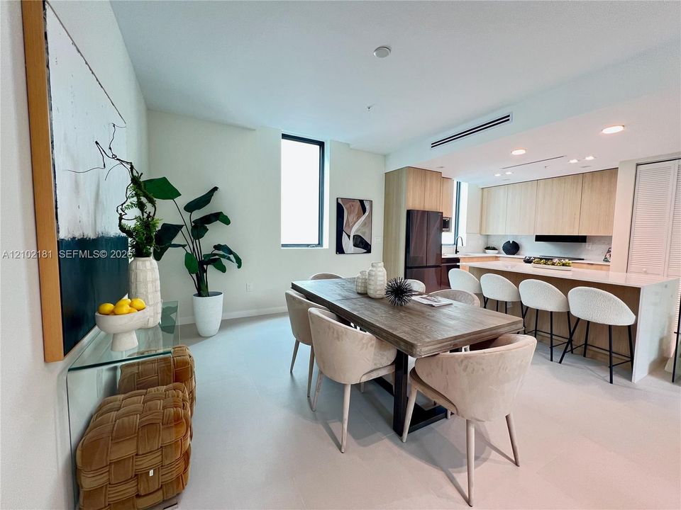 En Venta: $1,245,000 (3 camas, 3 baños, 2440 Pies cuadrados)