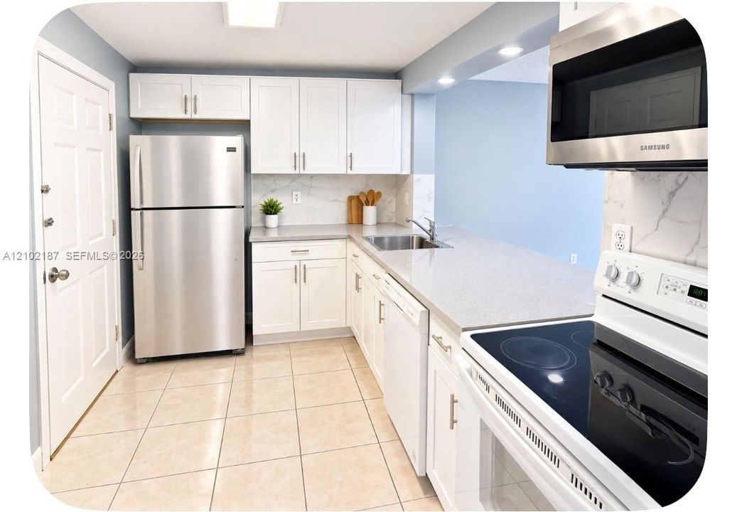 For Sale: $329,900 (2 beds, 2 baths, 998 Square Feet)