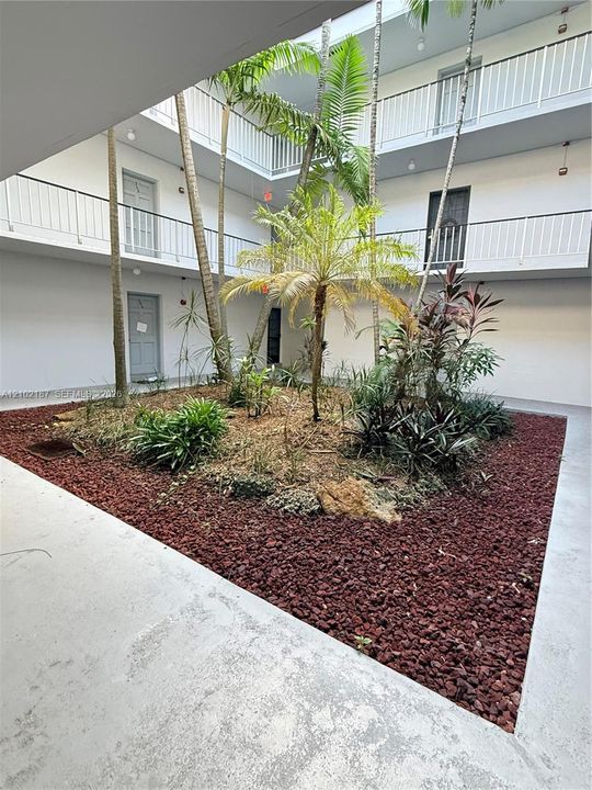 For Sale: $329,900 (2 beds, 2 baths, 998 Square Feet)